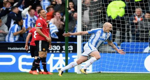 مكافأة من طفل للاعب هيدرسفيلد بعد تألقه أمام مانشستر يونايتد 